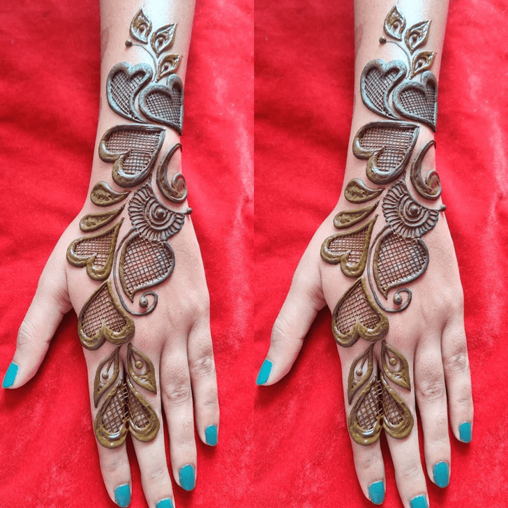 Stunning Heart Henna on hand