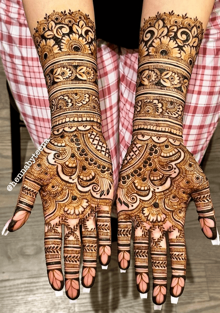 27+ Half Hand Mehndi Designs For Brides & Bridesmaids That Are Simply Whoa!  | WeddingBazaar