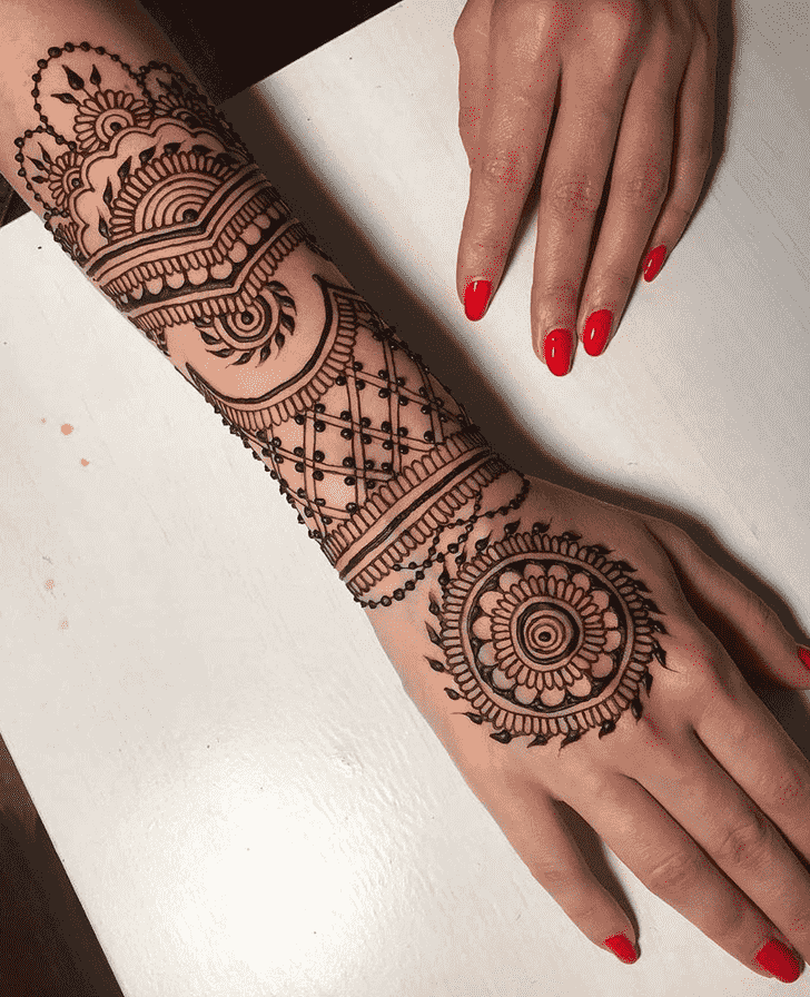 Charming Hollywood Henna Design