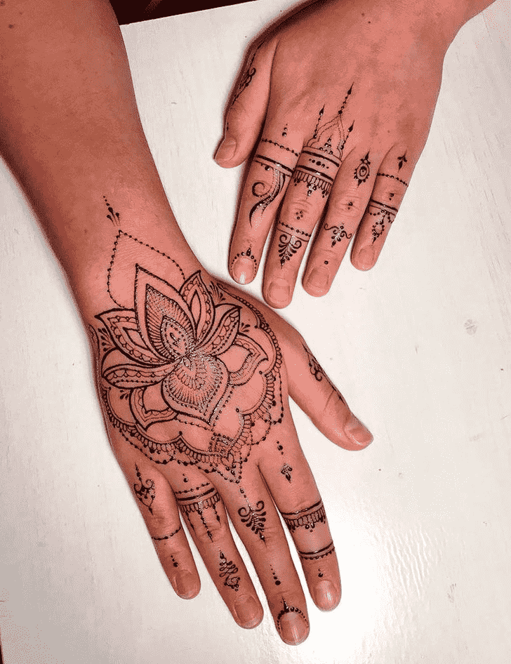 Comely Hollywood Henna Design