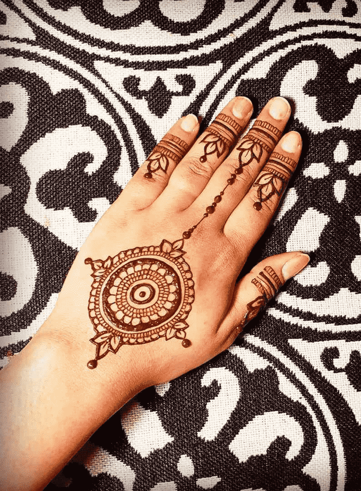 Pleasing Hollywood Henna Design
