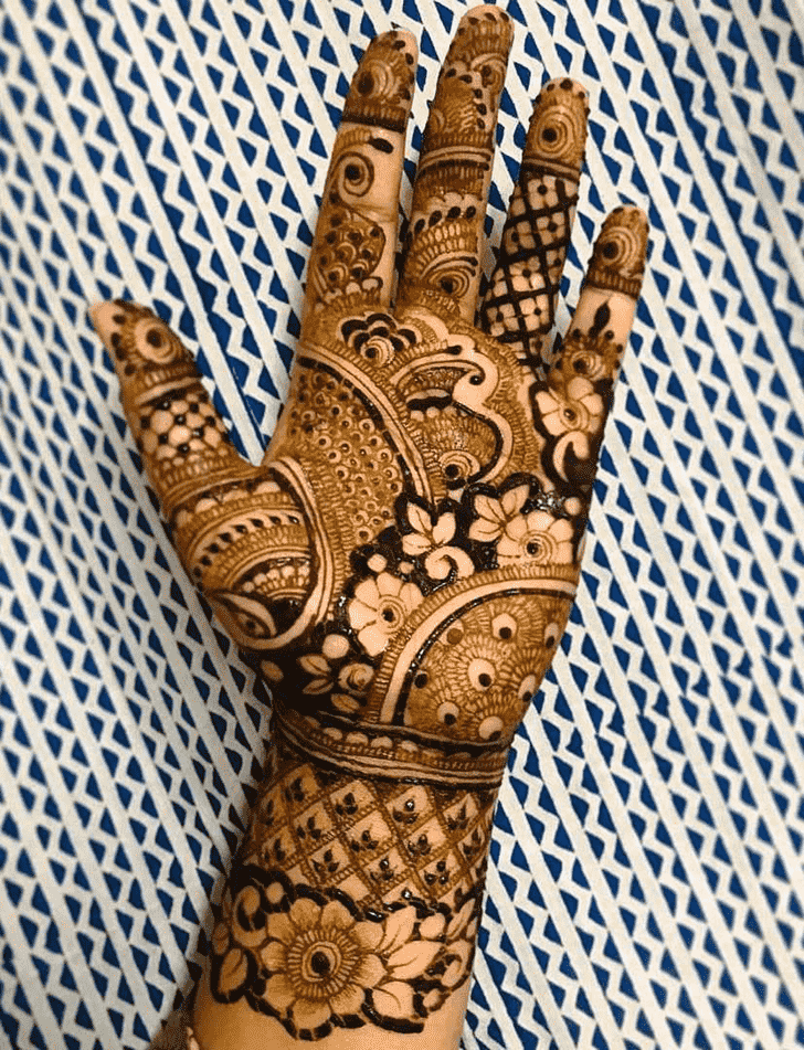Shapely Hollywood Henna Design