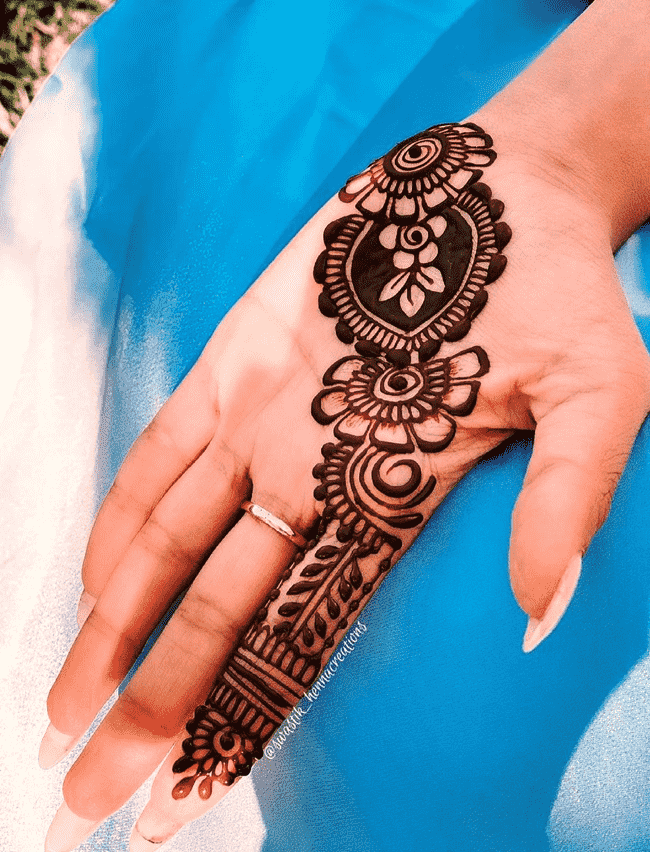 Shapely Kabul Henna Design