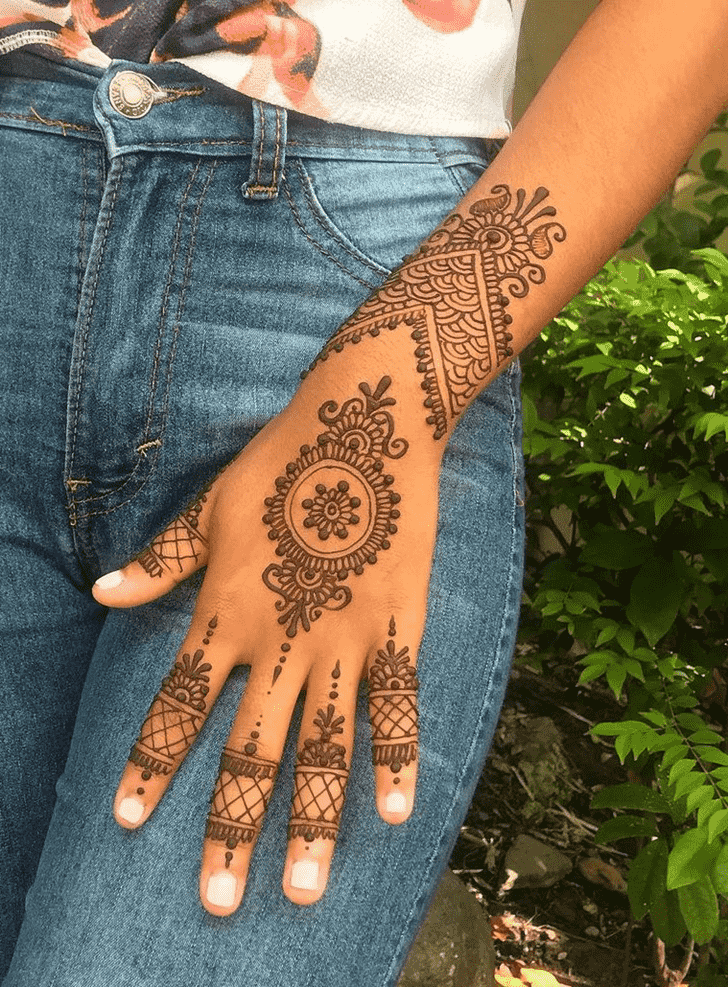 Inviting Karachi Henna Design