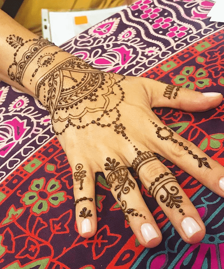 Shapely Karachi Henna Design