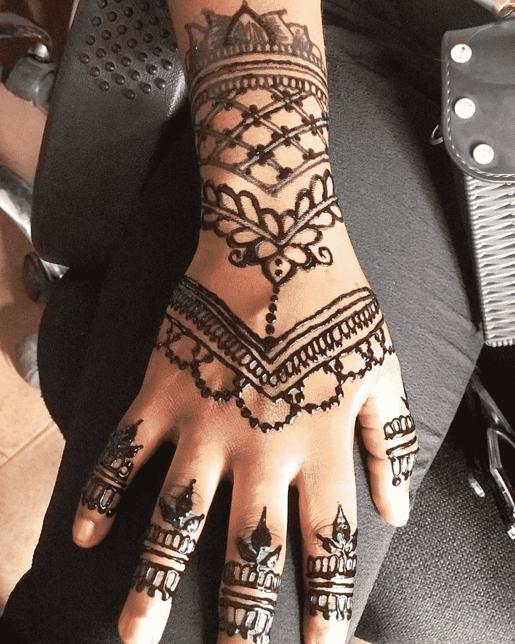 Shapely Karnataka Henna Design