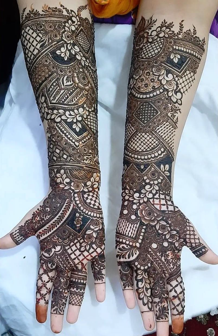 Stunning Karwachauth Special Henna Design