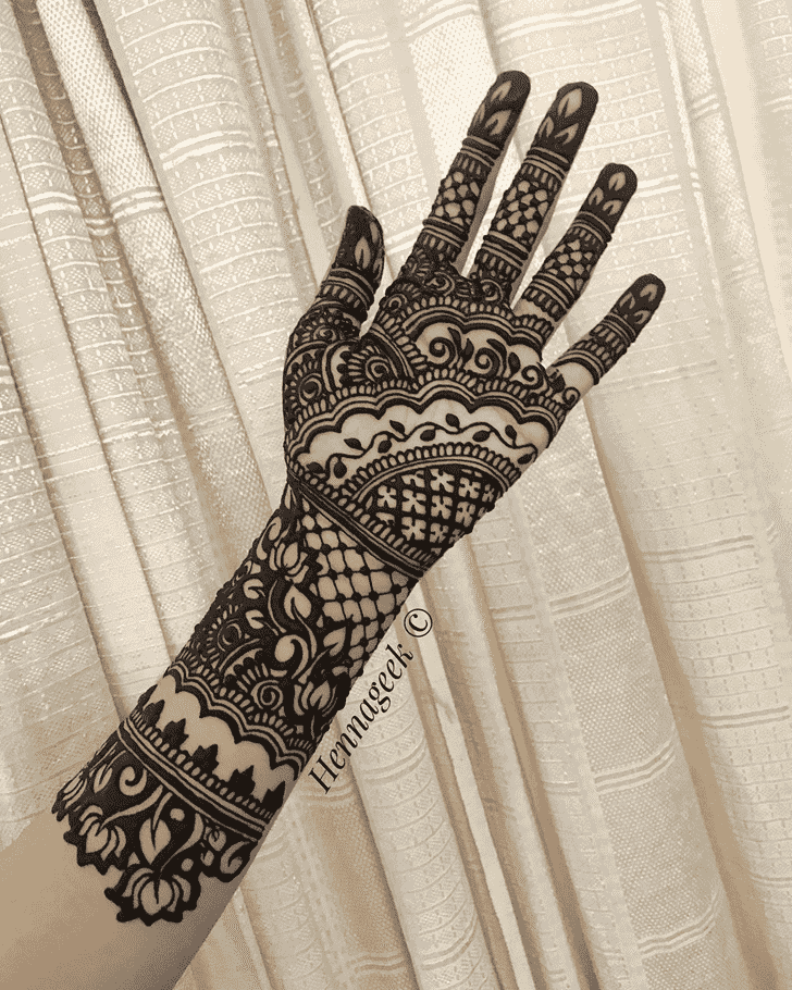 Shapely Khost Henna Design