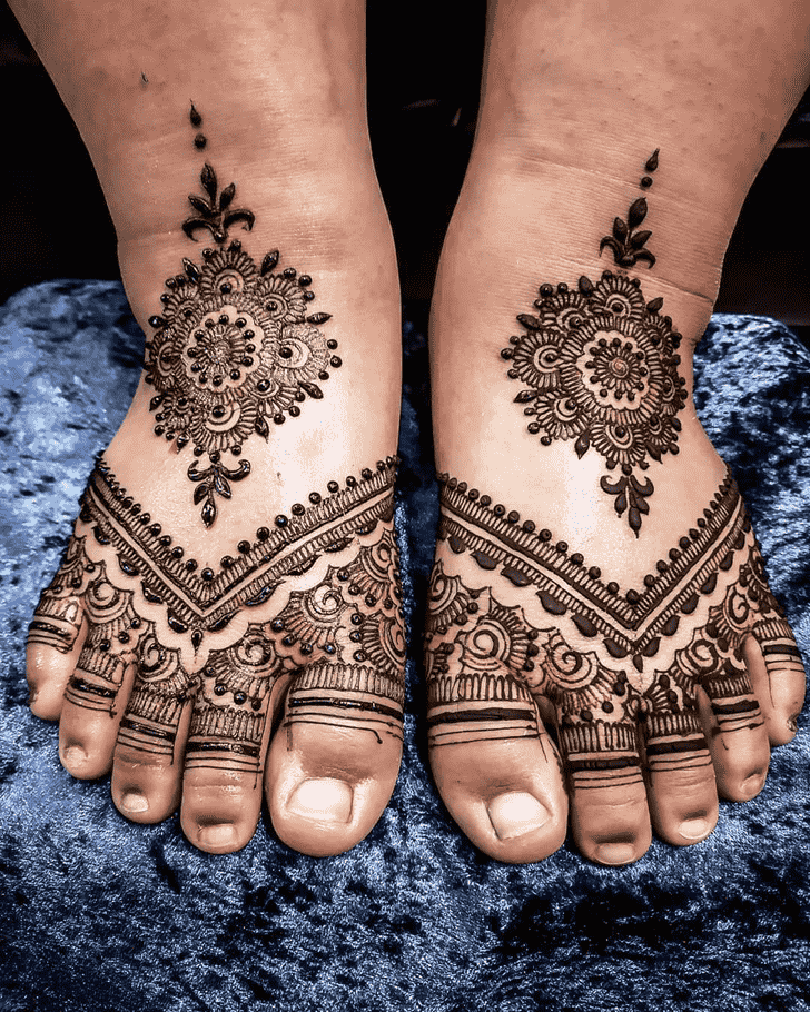 Graceful Kunduz Henna Design