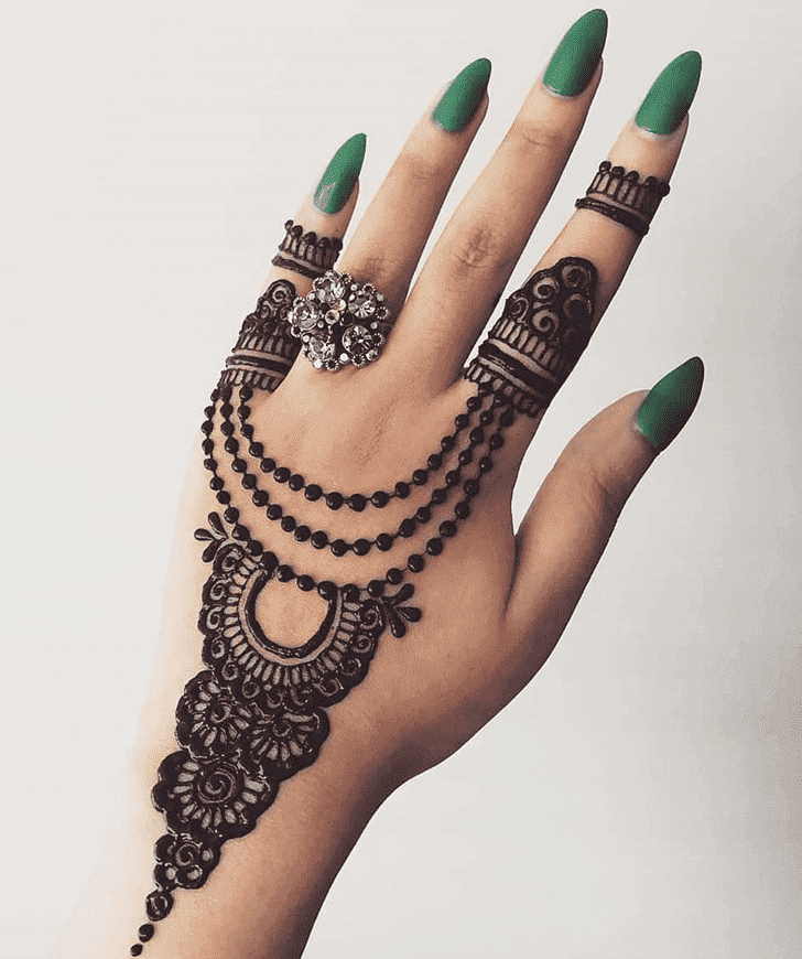 Shapely Kuwait Henna Design