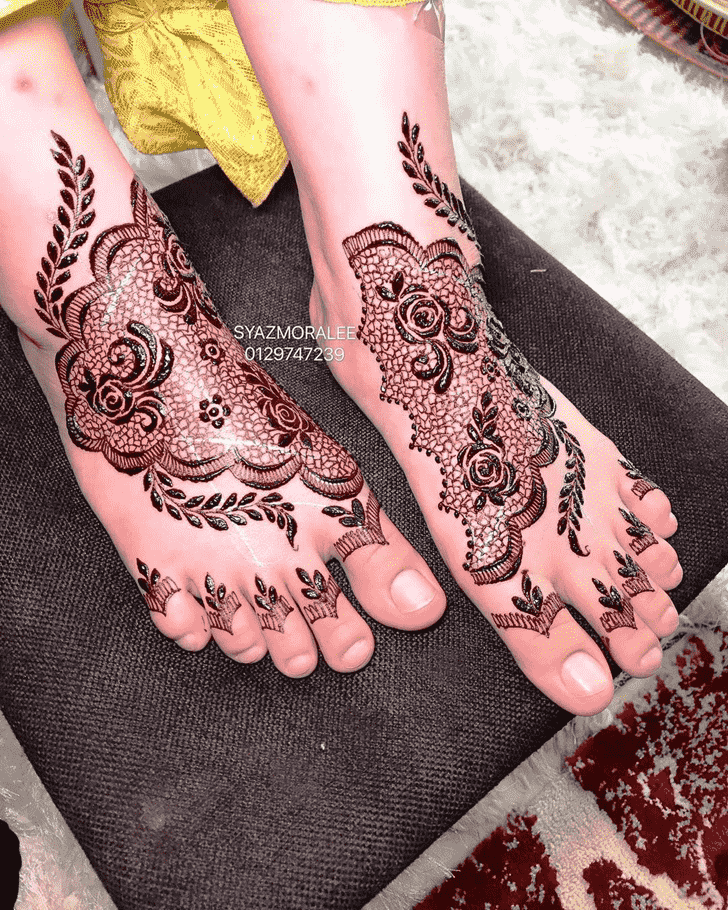 Delicate Larkana Henna Design
