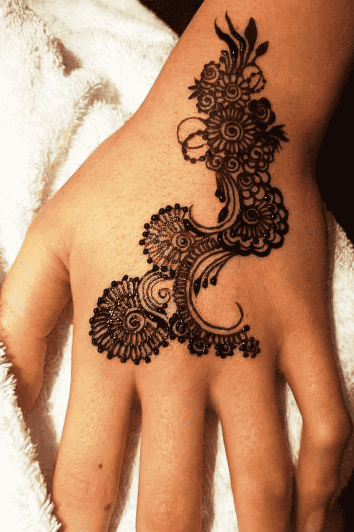 Dazzling Leaf Henna Design