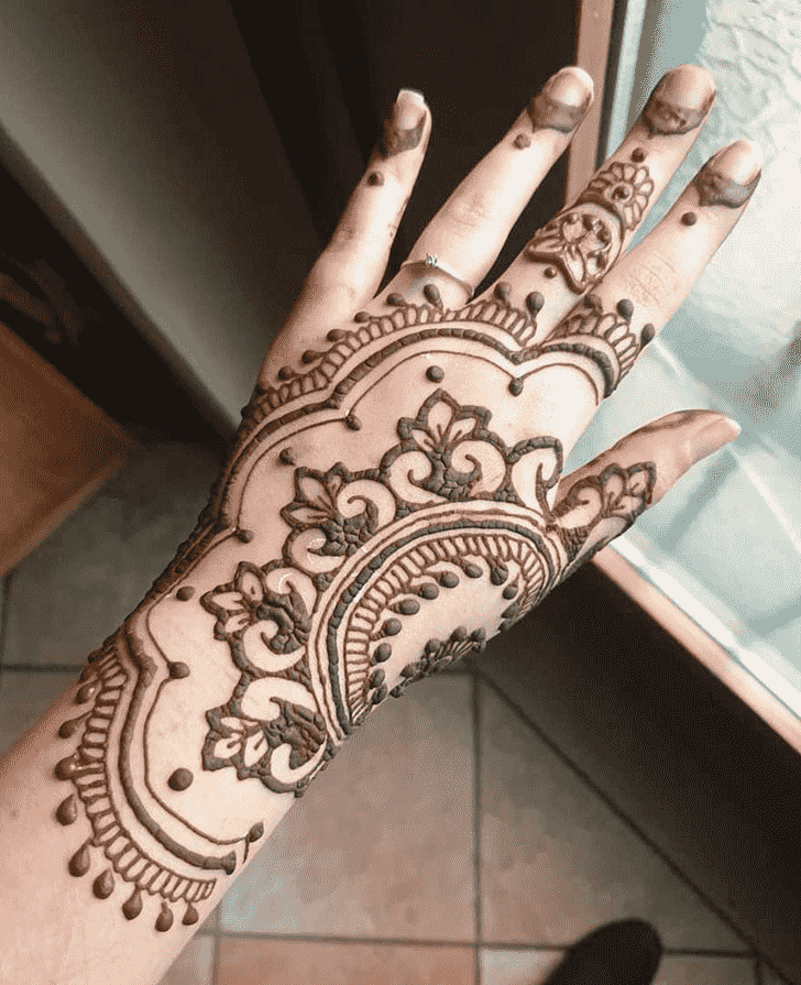 Inviting Left Hand Henna design