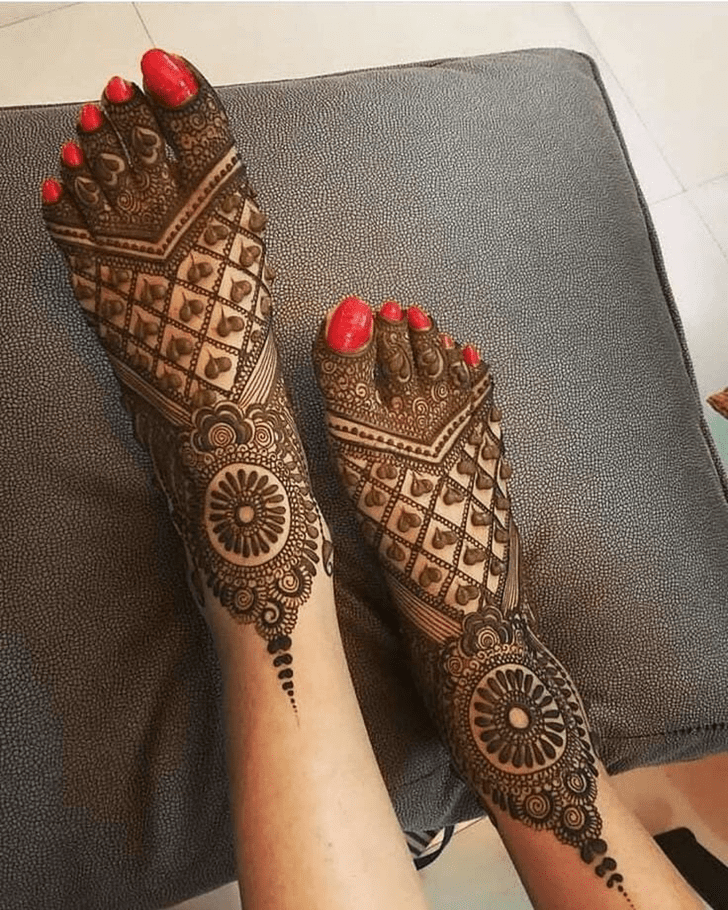 Amazing Mehndi Design on leg