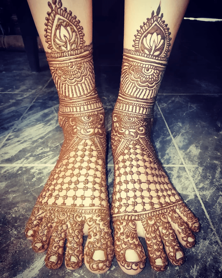 Female Bridal Mehndi For Leg