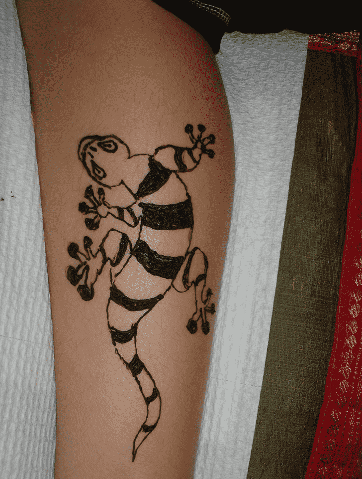 Elegant Lizard Henna design