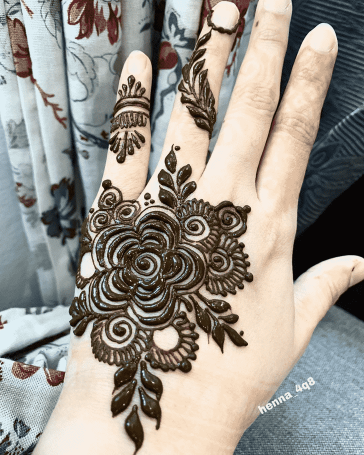 Shapely Lucknow Henna Design