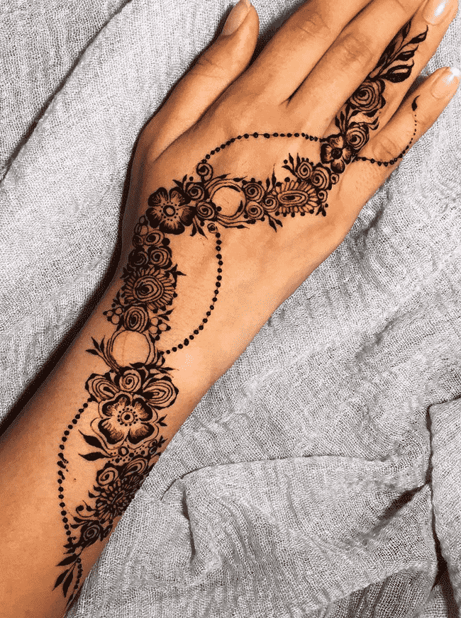 Shapely McLeod Ganj Henna Design