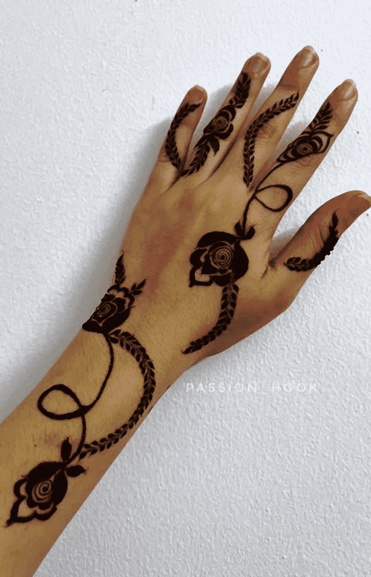 Captivating Minimal Henna Design