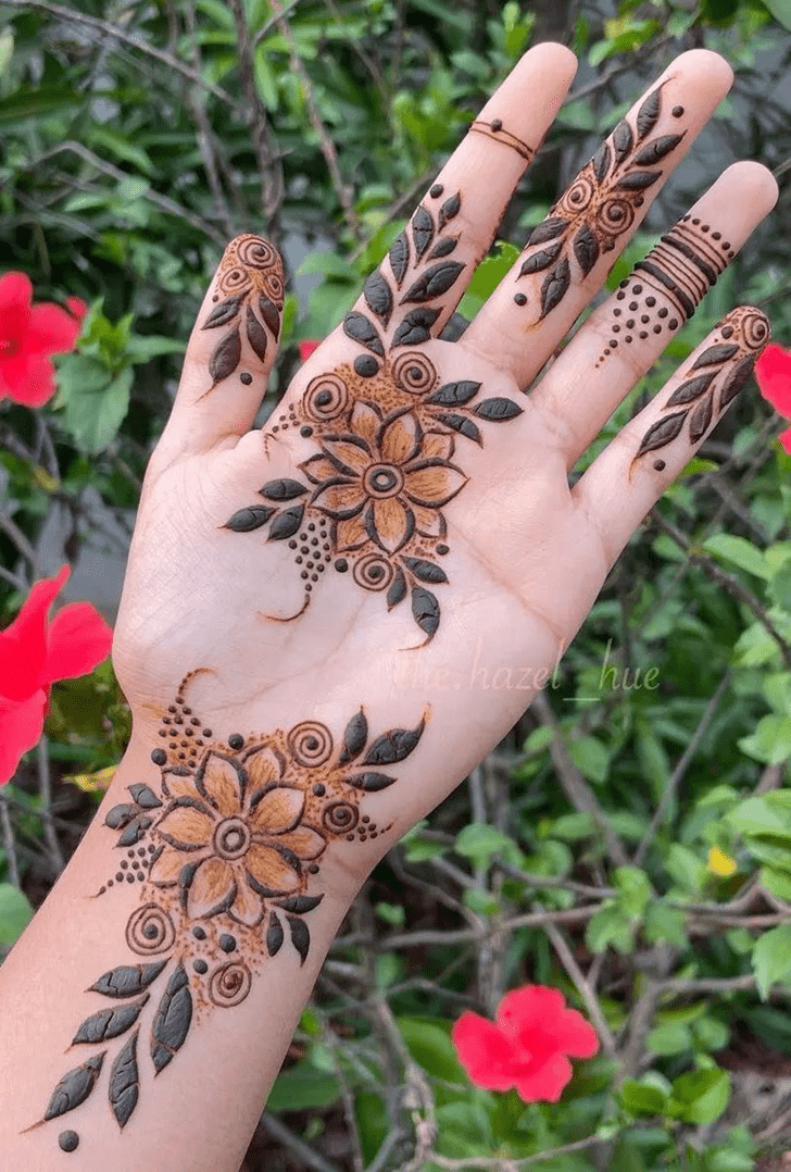 Charming Minimal Henna Design