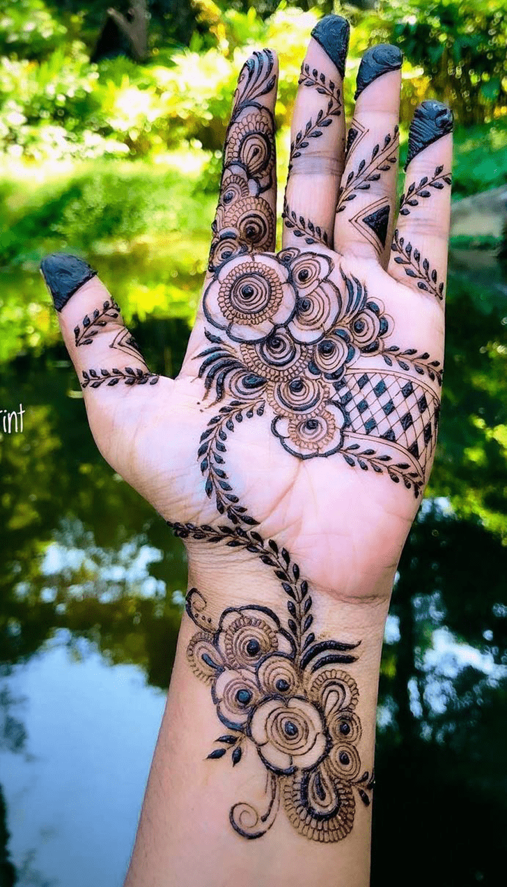 Enticing Minimal Henna Design
