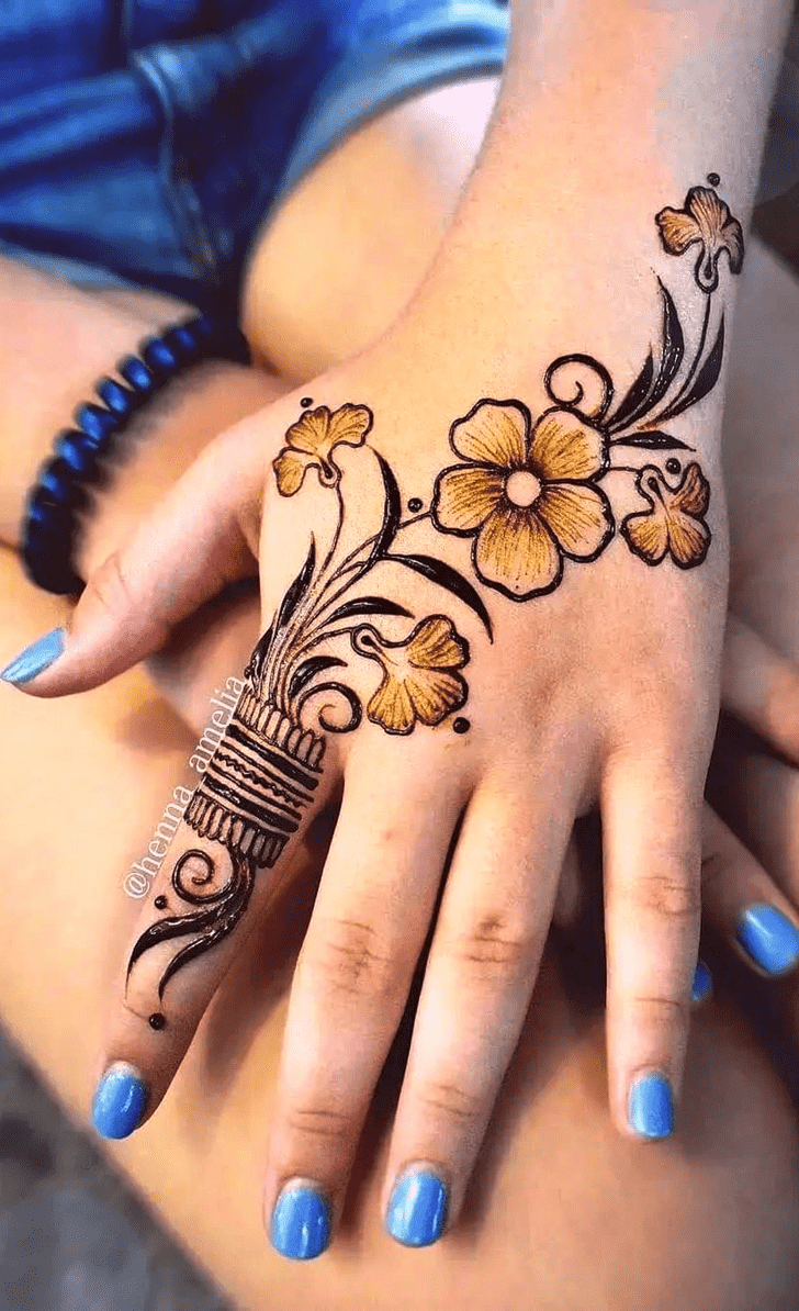 Graceful Minimal Henna Design