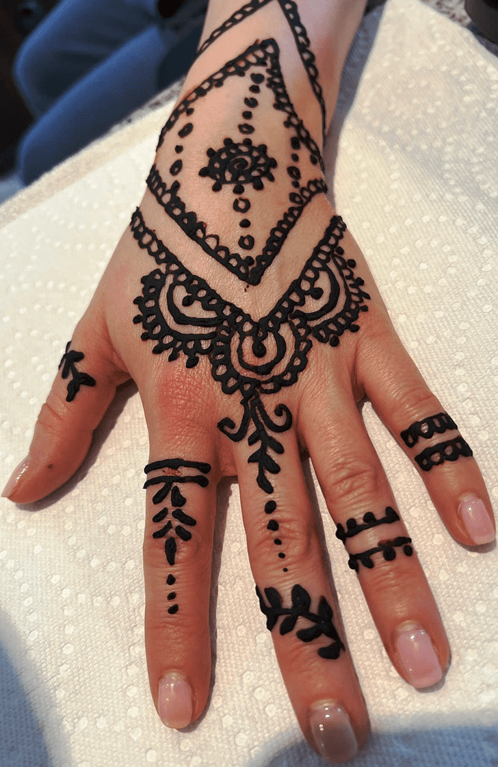 Shapely Moscow Henna Design