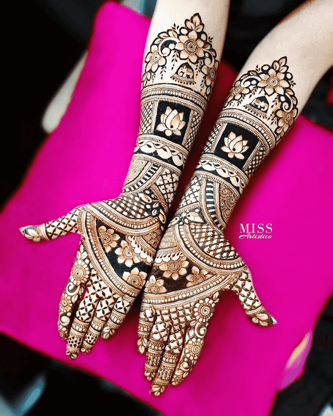 Shapely Muktagacha Henna Design