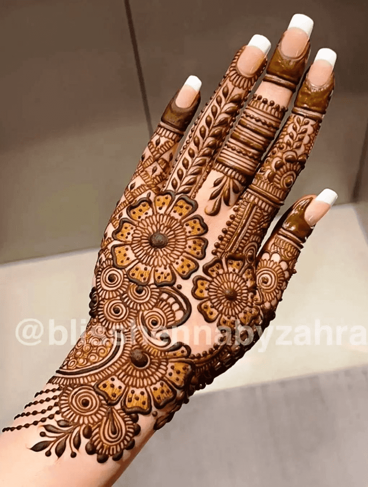 Shapely Multan Henna Design