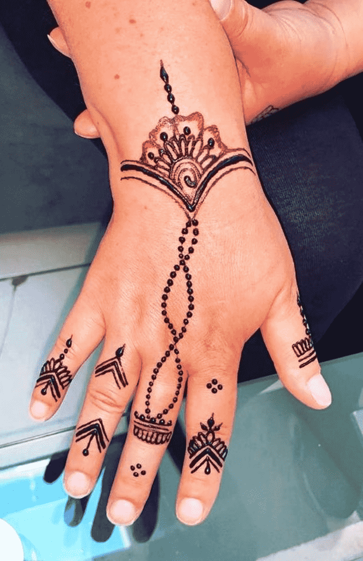Shapely Mumbai Henna Design