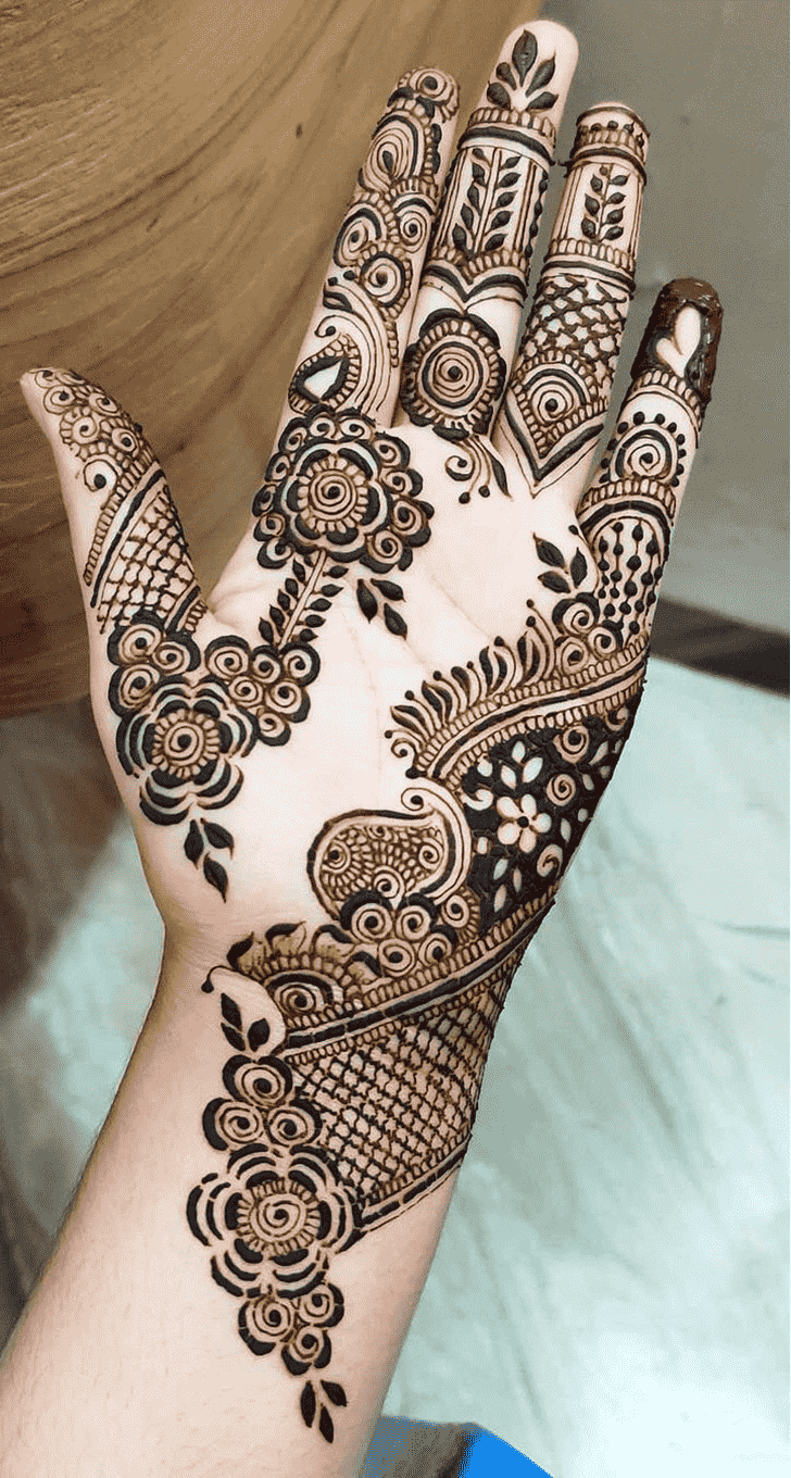 Shapely Munnar Henna Design