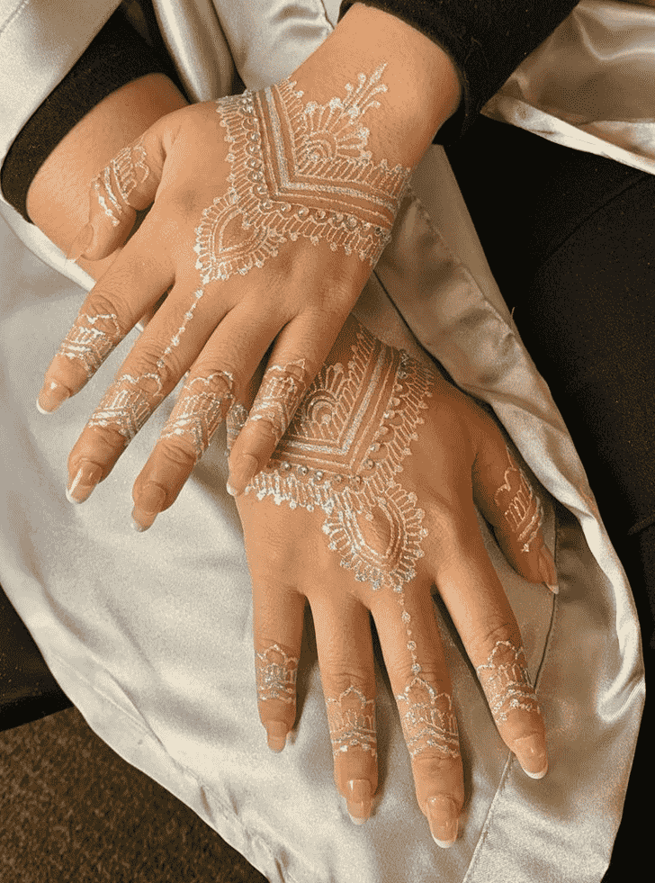 Shapely Mussoorie Henna Design