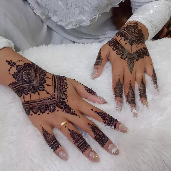 Dazzling Navratri Special Henna Design