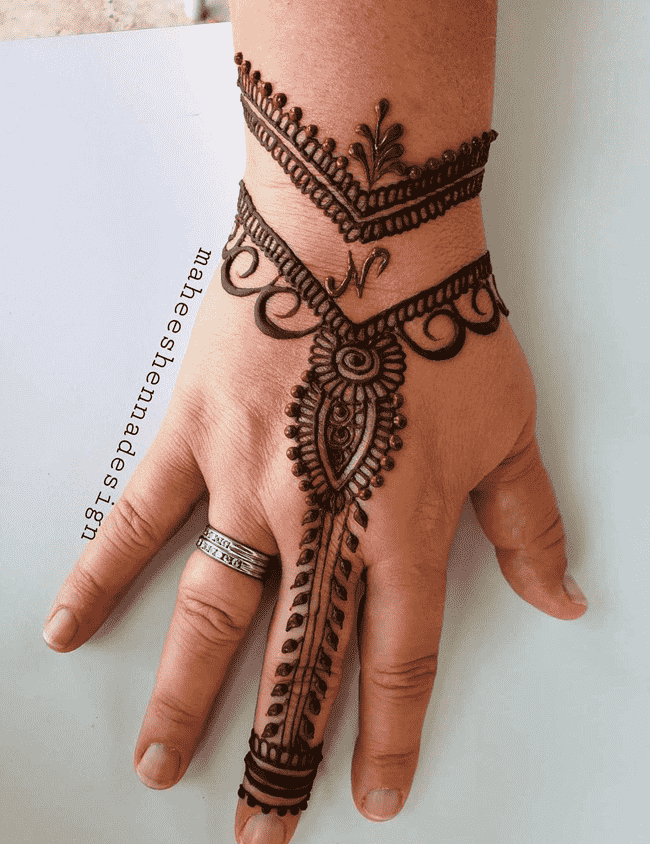 Graceful Peshawar Henna Design