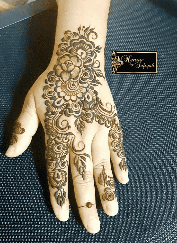 Shapely Phalguna Amavasya Henna Design