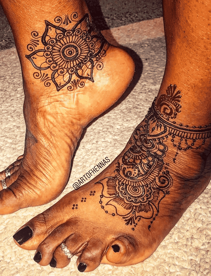 Delicate Pune Henna Design