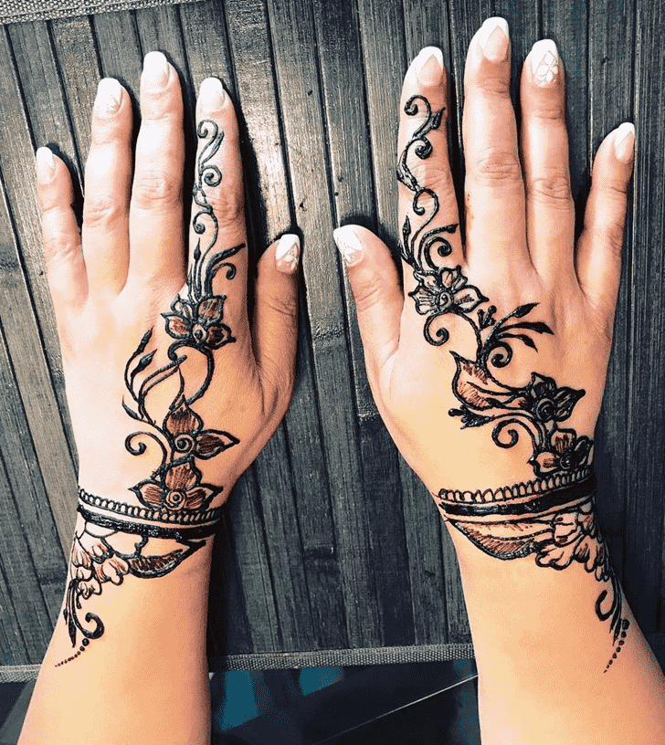 Shapely Rajasthani Henna Design