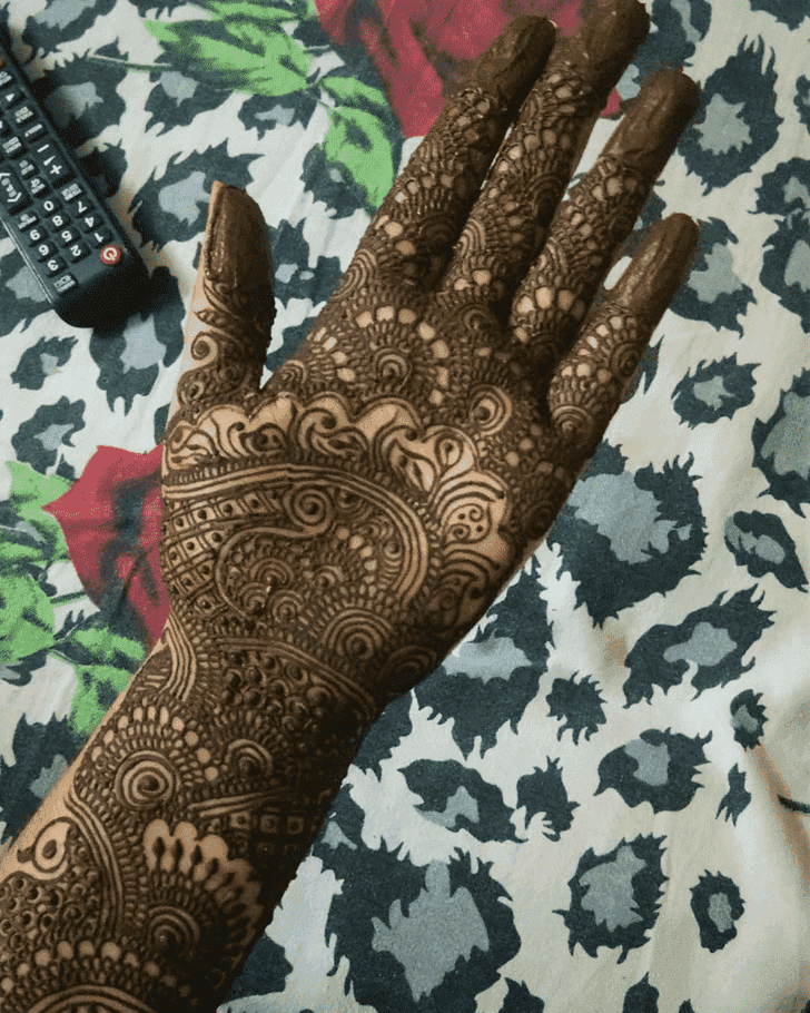 Shapely Raksha Bandhan Henna Design on Wrist