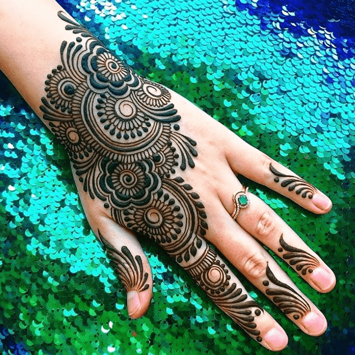 Bewitching Reverse Henna Design