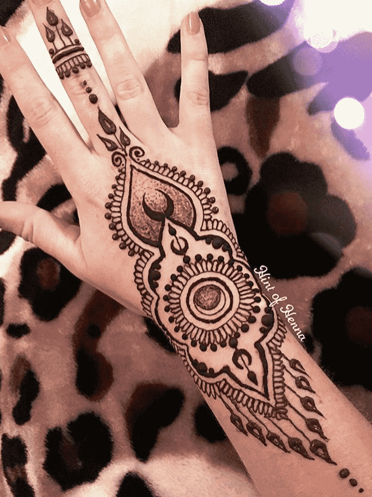 Fascinating Right Hand Henna design