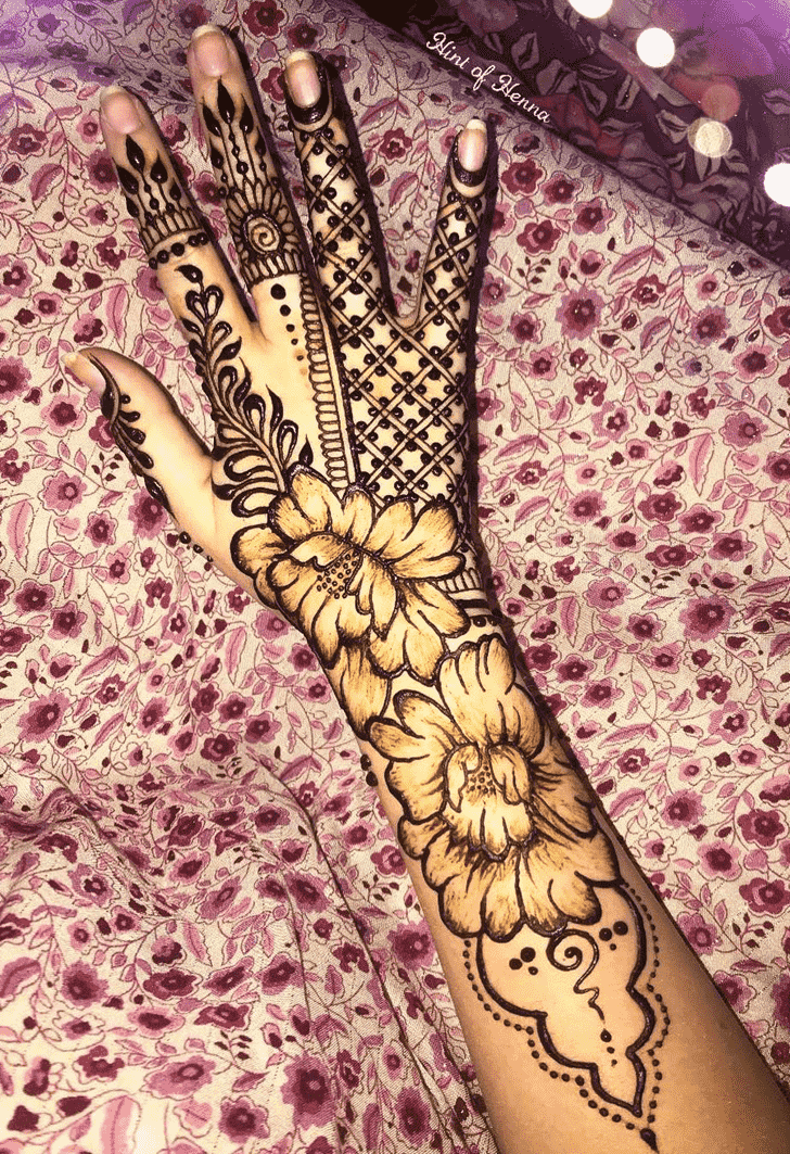 Fetching Right Hand Henna design