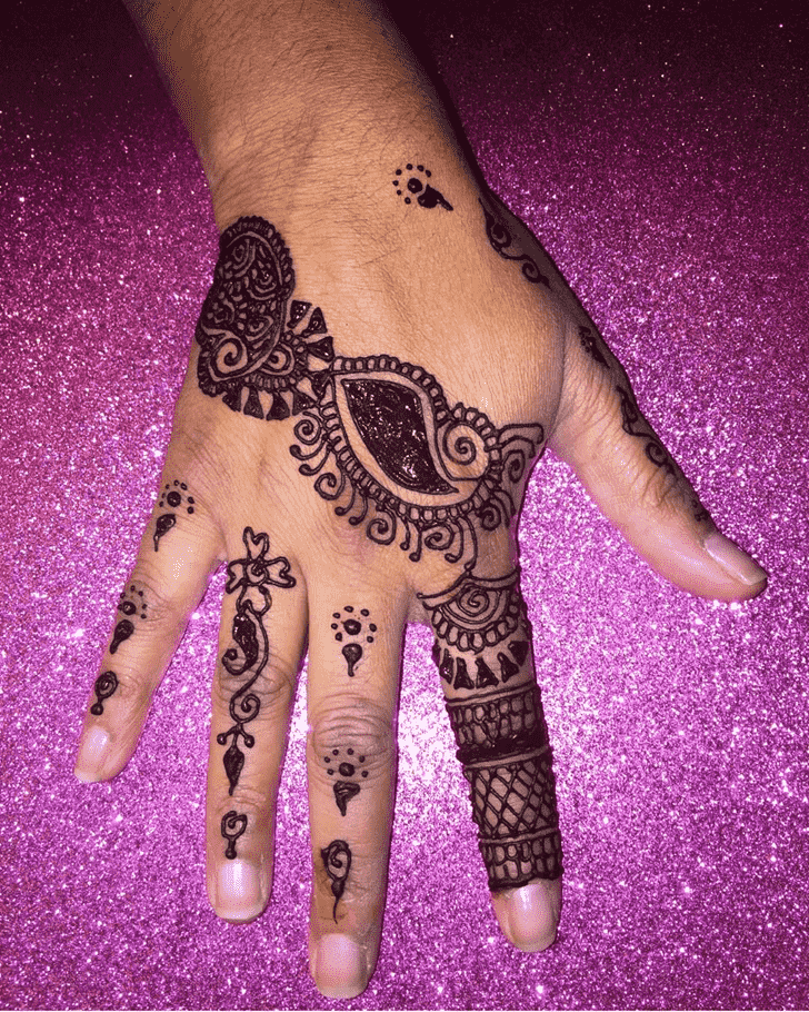 Graceful Right Hand Henna design