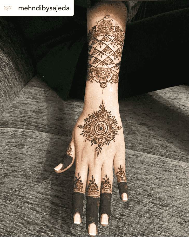Marvelous Right Hand Henna design