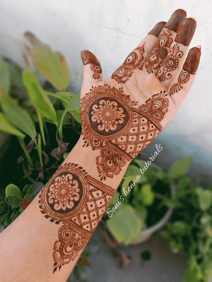 Shapely Romantic Henna design