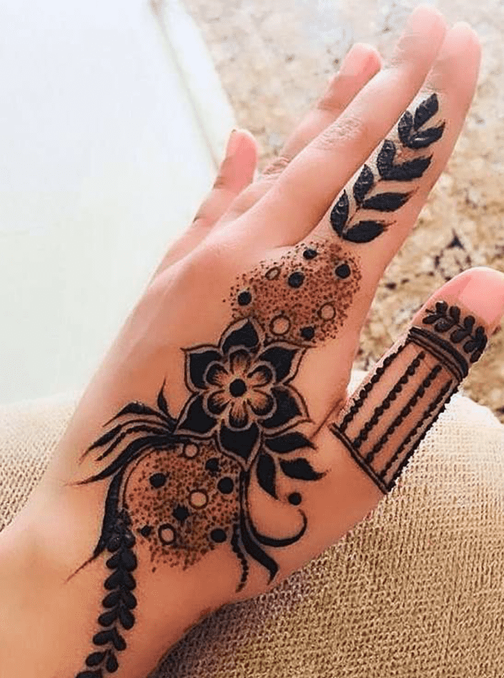 Elegant Royal Finger Henna Design