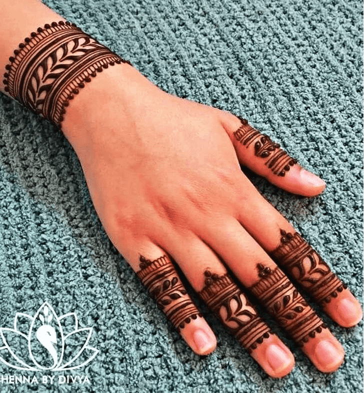 Exquisite Royal Finger Henna Design