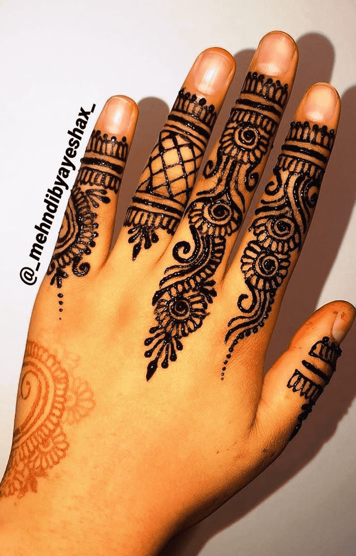 Graceful Royal Finger Henna Design