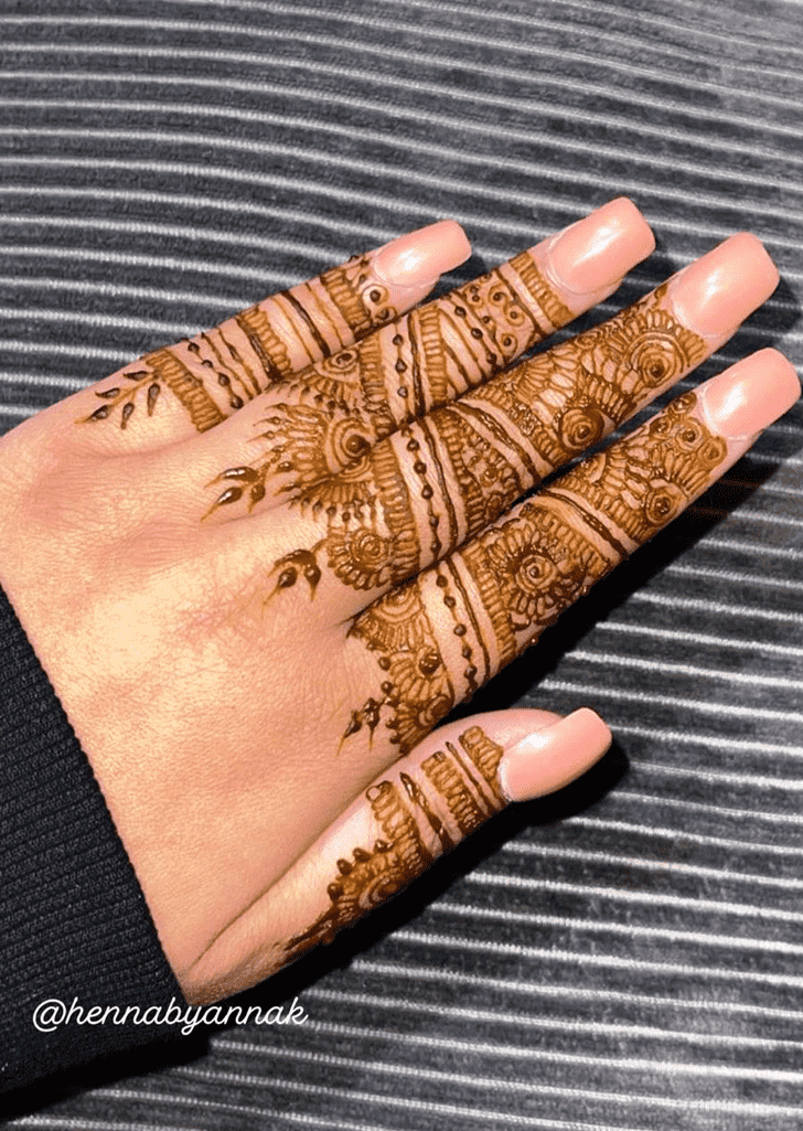 Awesome Royal Finger Henna Design