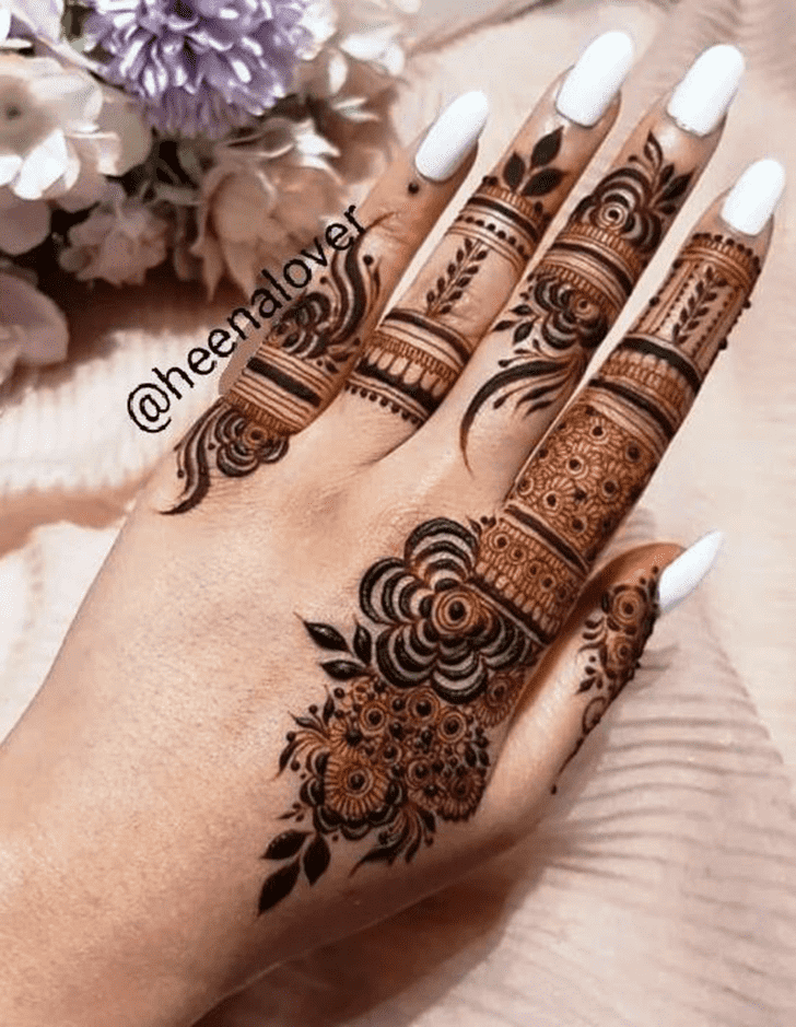 Mesmeric Royal Finger Henna Design