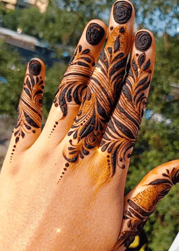 Nice Royal Finger Henna Design